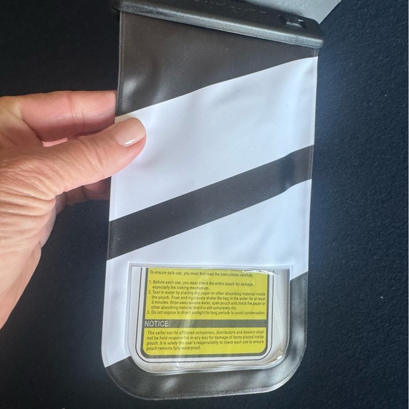 Hurley Waterproof💦 Pouch w/ removable lanyard- Black& white!protect your phone l - Picture 2 of 9